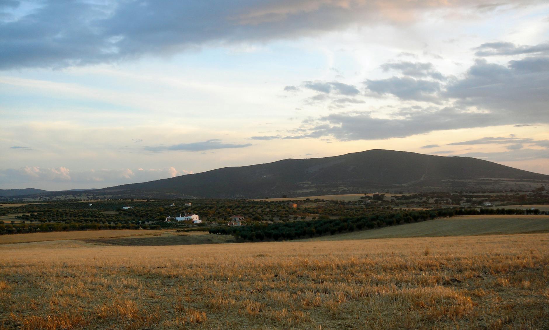 Vista panorámica de la ciudad monumental de Cáceres con sus torres medievales al atardecer