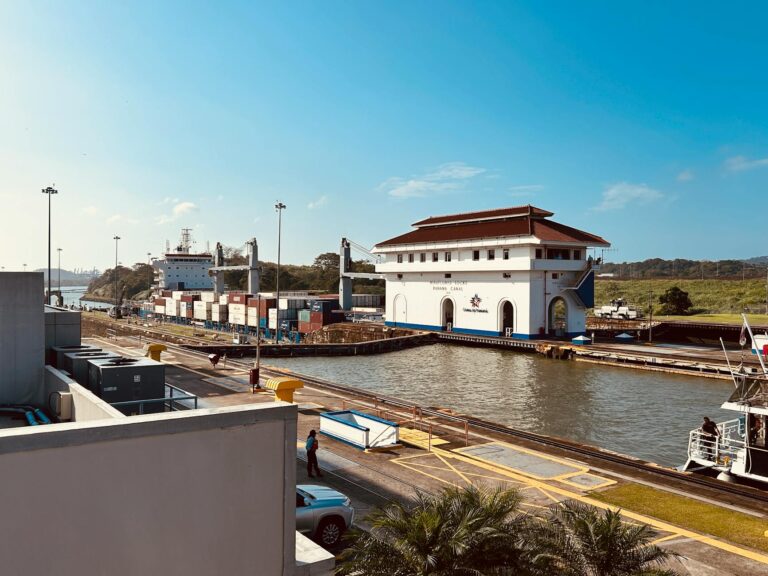 Barco cruzando las esclusas de Miraflores en el Canal de Panamá