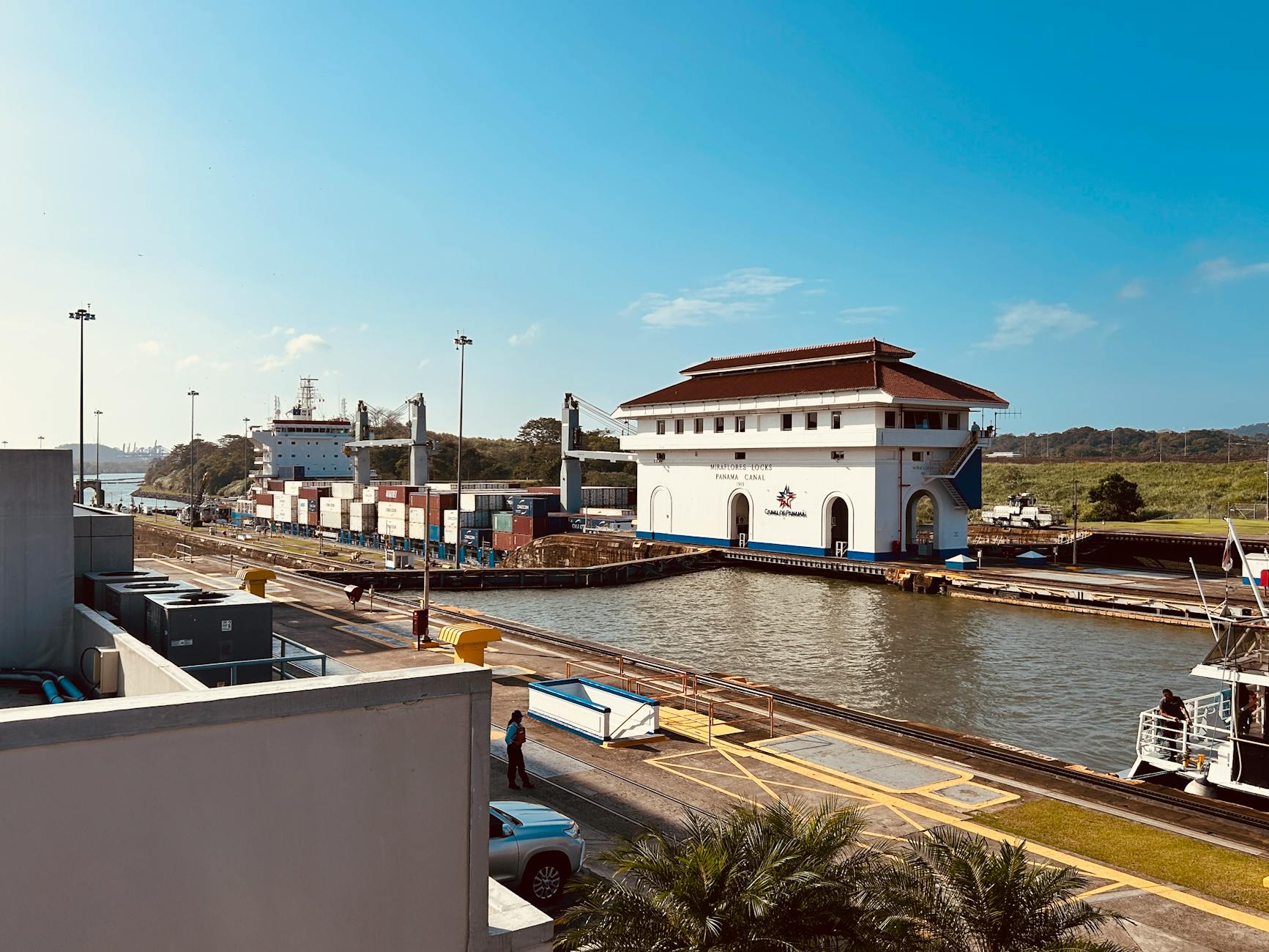 Barco cruzando las esclusas de Miraflores en el Canal de Panamá