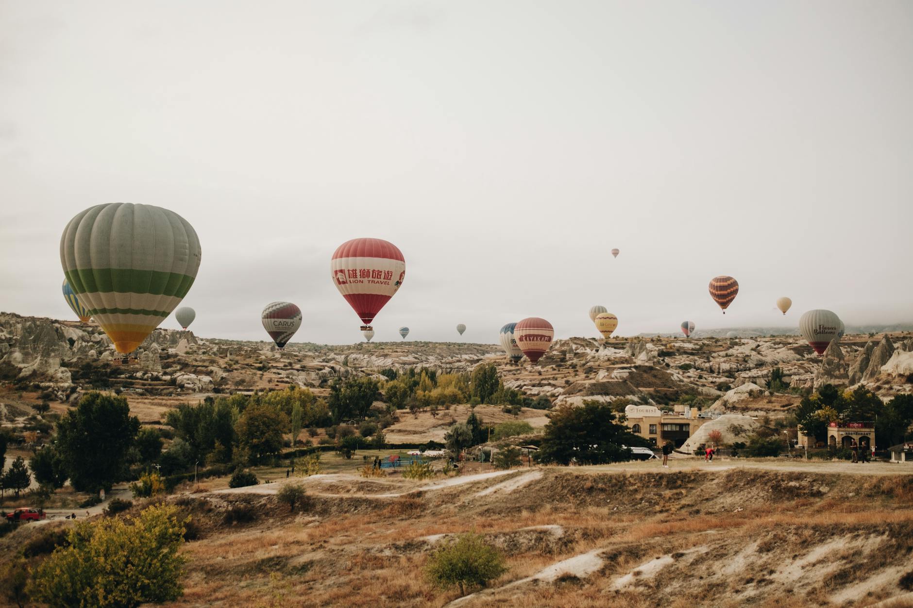 Formaciones rocosas en forma de chimeneas de hadas en el paisaje volcánico de Göreme, Capadocia