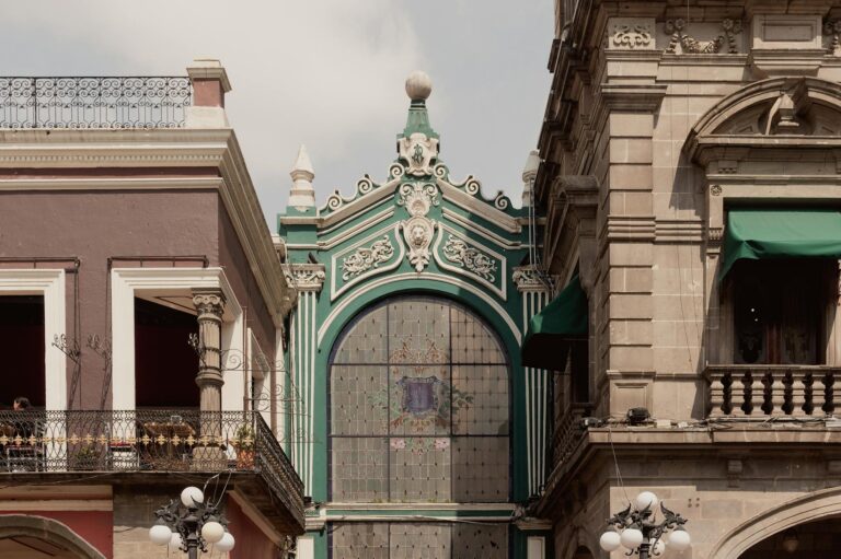 Fachada de edificio con azulejos de colores en el centro histórico de Puebla, México