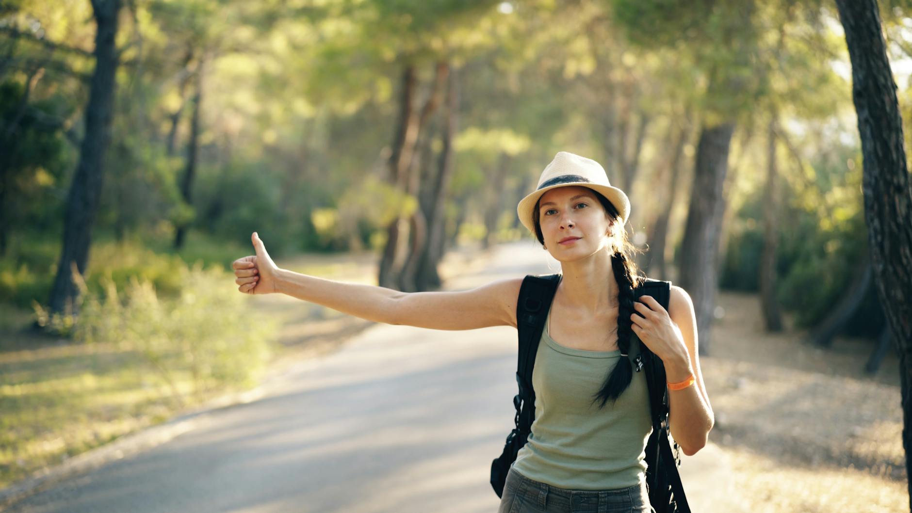 Mujer viajera mirando el atardecer en un destino desconocido