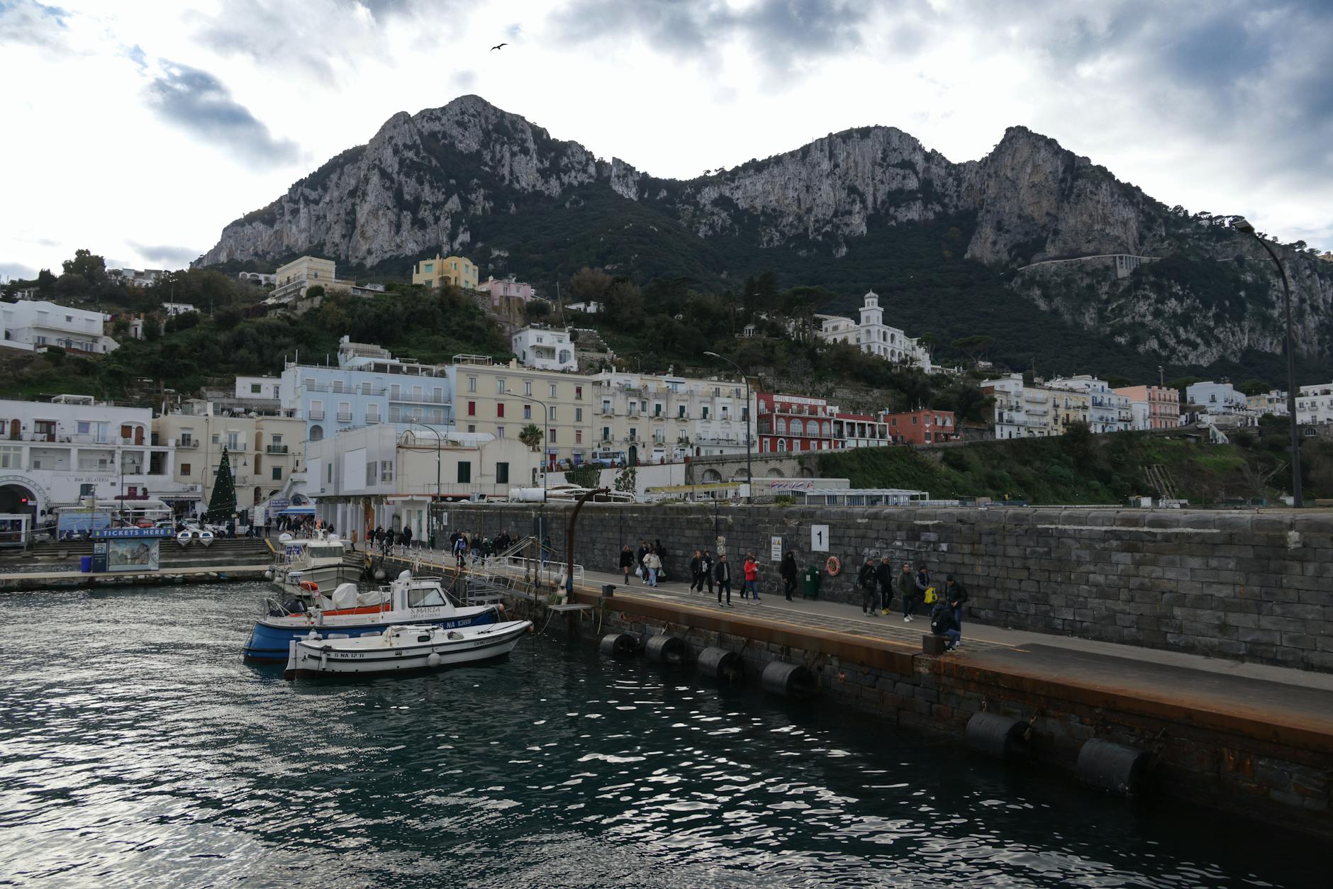 Vista aérea de la isla de Capri con el mar Mediterráneo en tonos turquesa