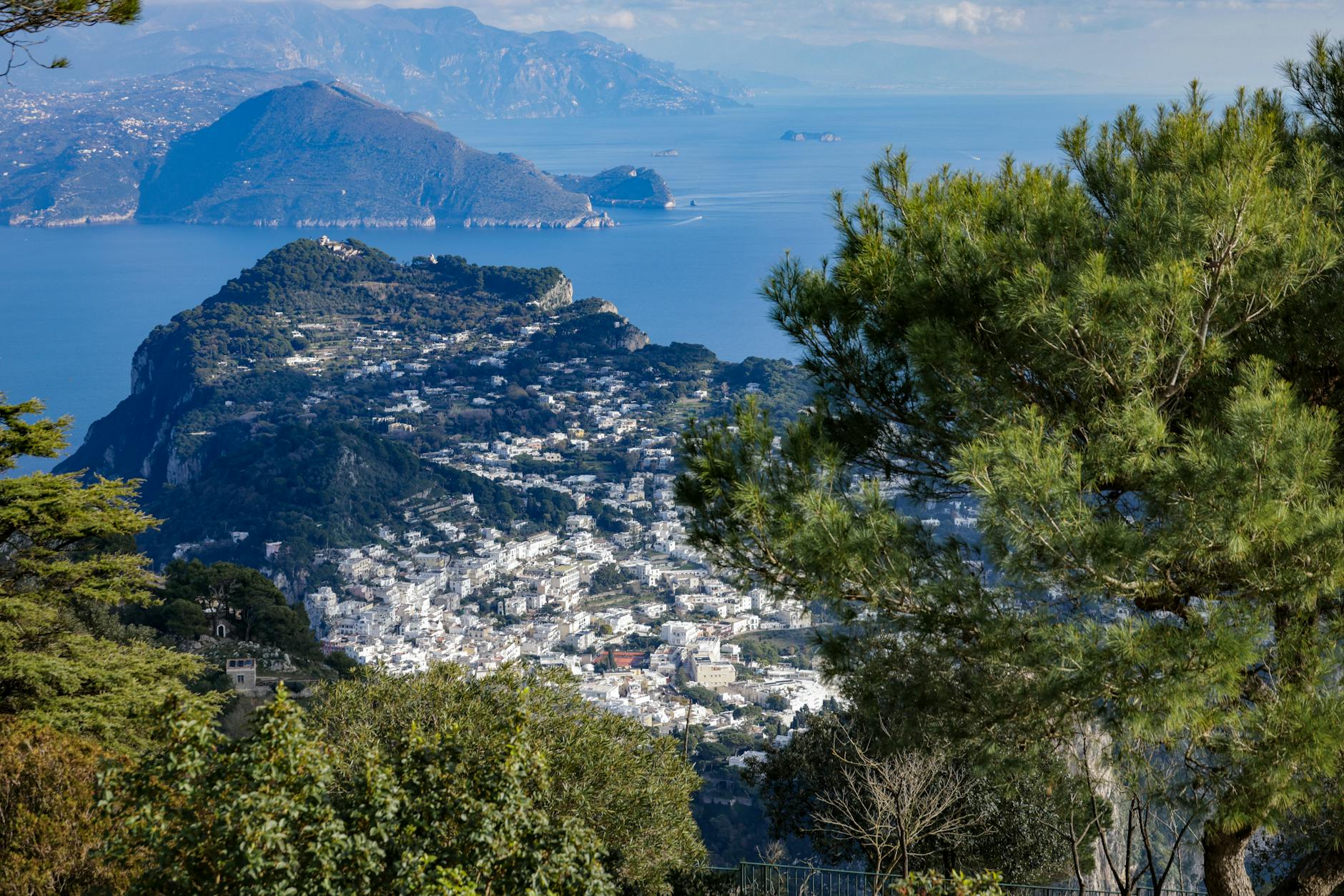La famosa Piazzetta de Capri con terrazas de cafés y ambiente mediterráneo
