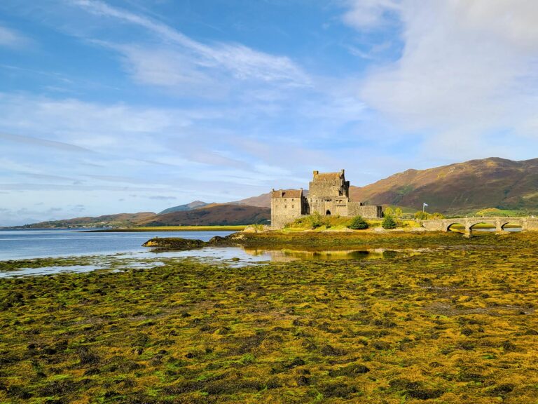 Castillo de Edimburgo envuelto en niebla al atardecer
