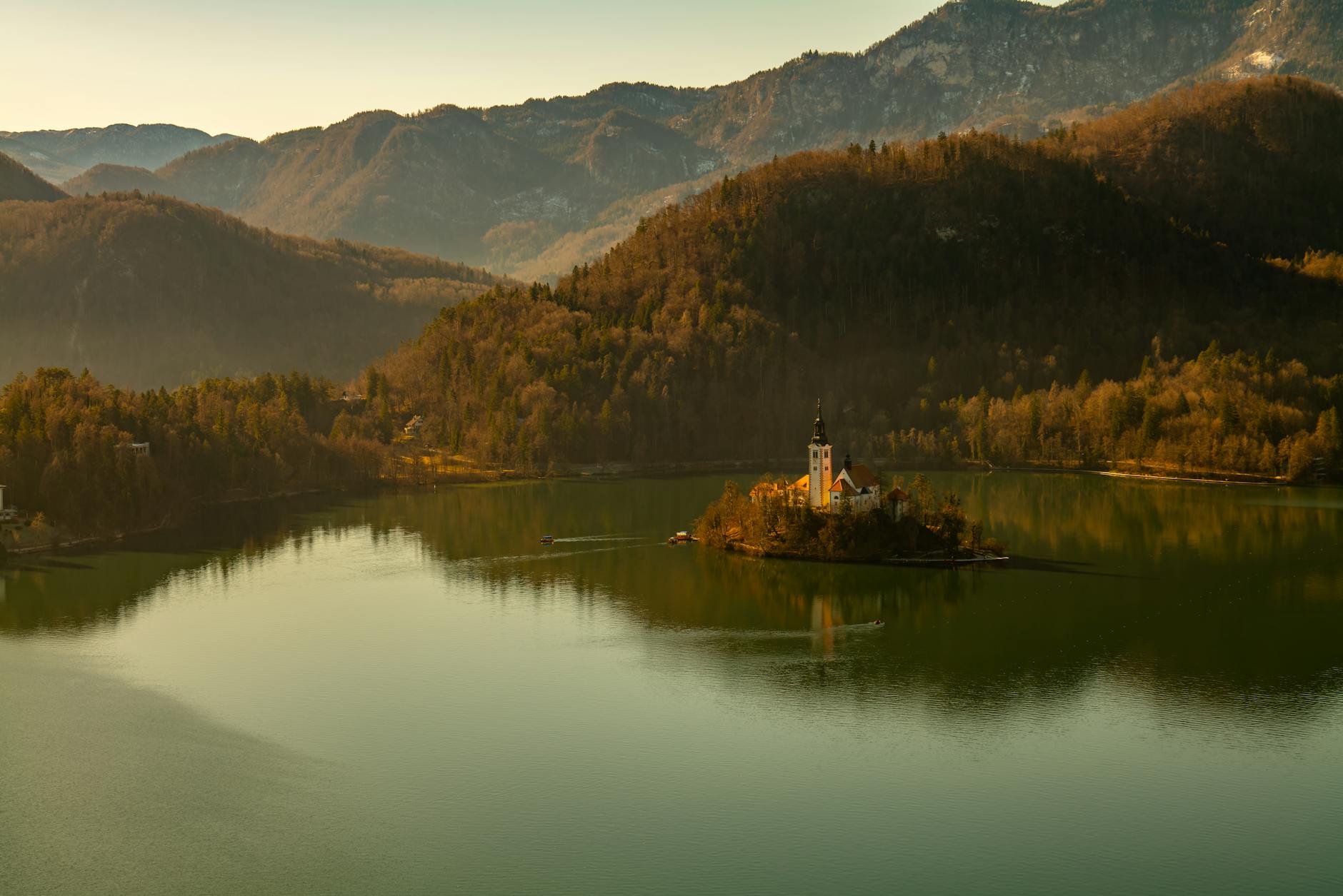 Paisaje de montañas nevadas de los Alpes Julianos con bosques verdes en Eslovenia