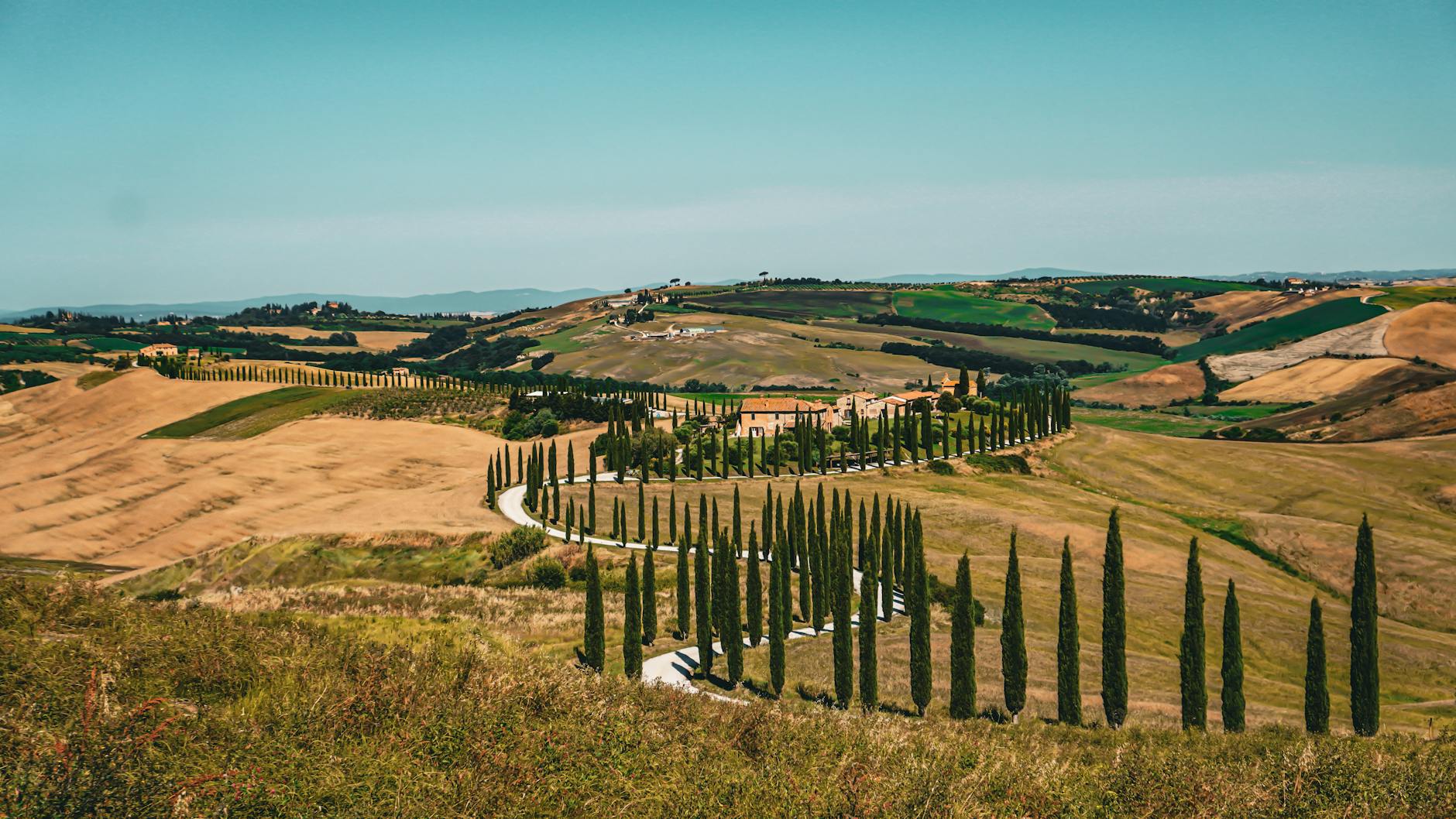Torres medievales de San Gimignano recortadas contra el cielo azul de la Toscana