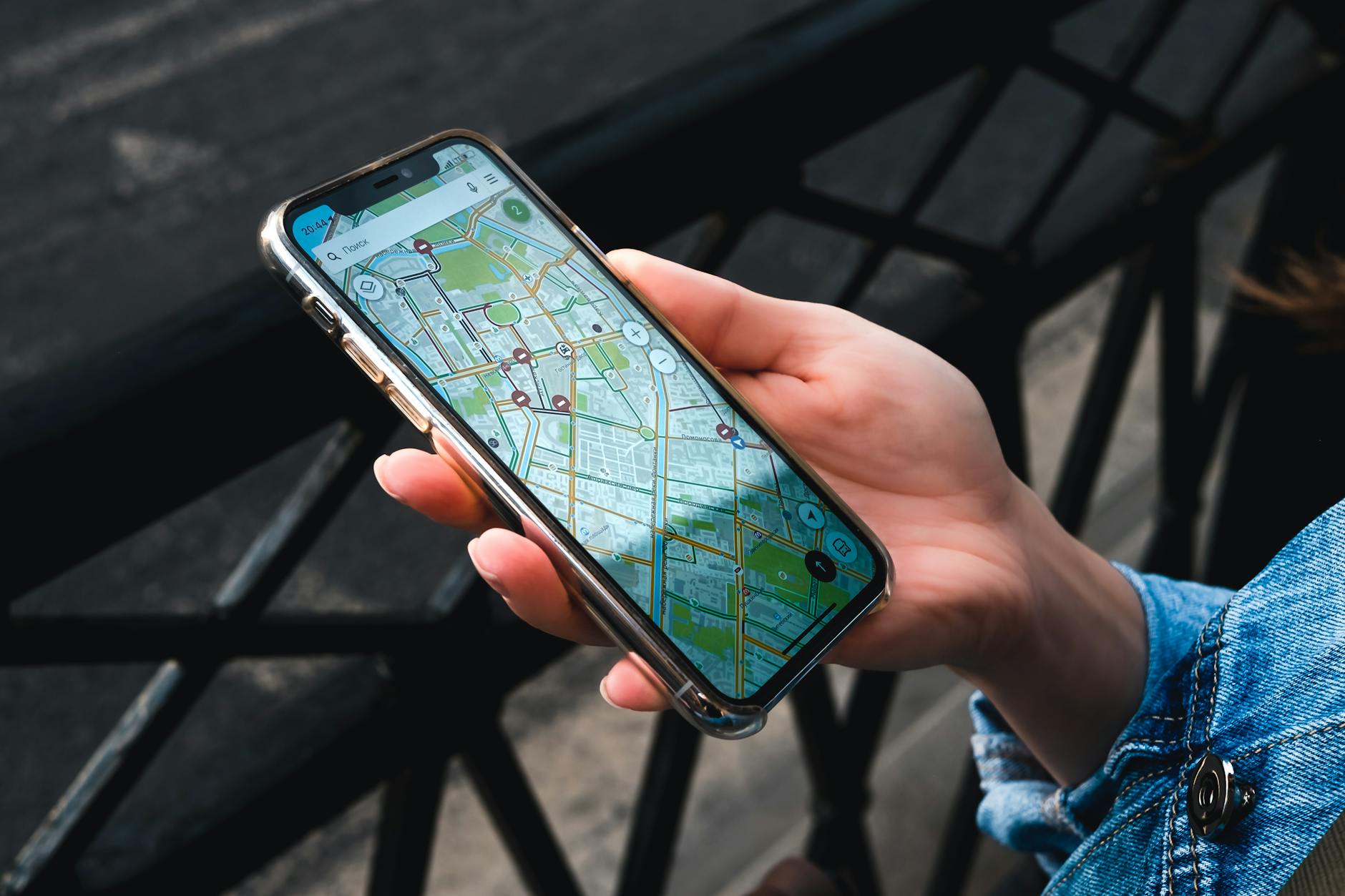 Mujer viajera consultando aplicaciones de viaje en su smartphone con un mapa de fondo