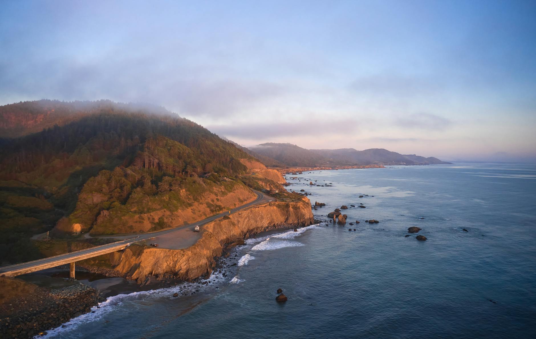 Acantilados de Big Sur con el océano Pacífico al fondo durante el atardecer