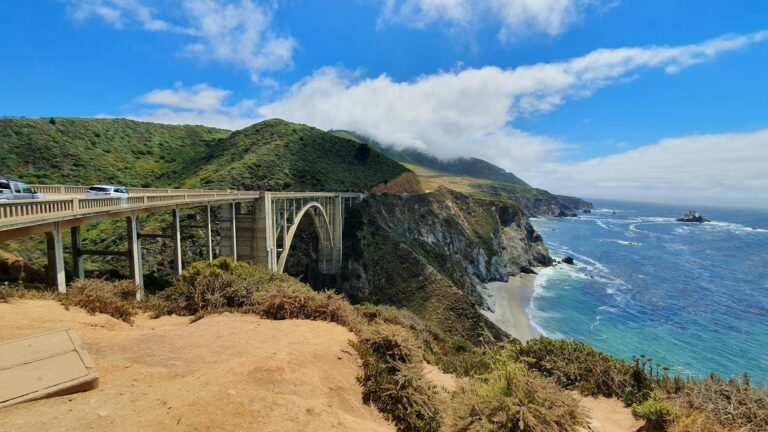Carretera Highway 1 bordeando los acantilados de la costa de California