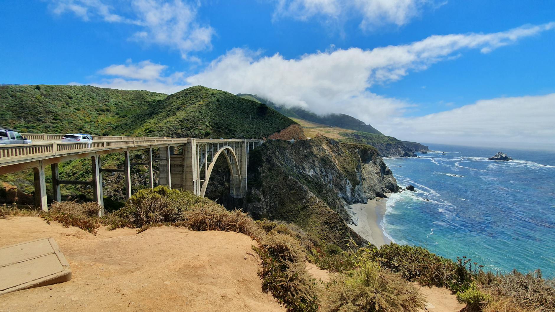 Carretera Highway 1 bordeando los acantilados de la costa de California