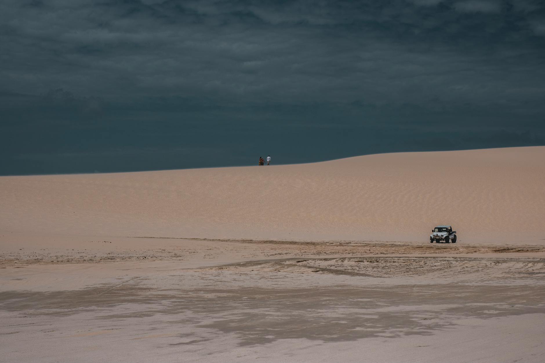 Laguna de aguas turquesas rodeada de dunas blancas en Jericoacoara, Brasil