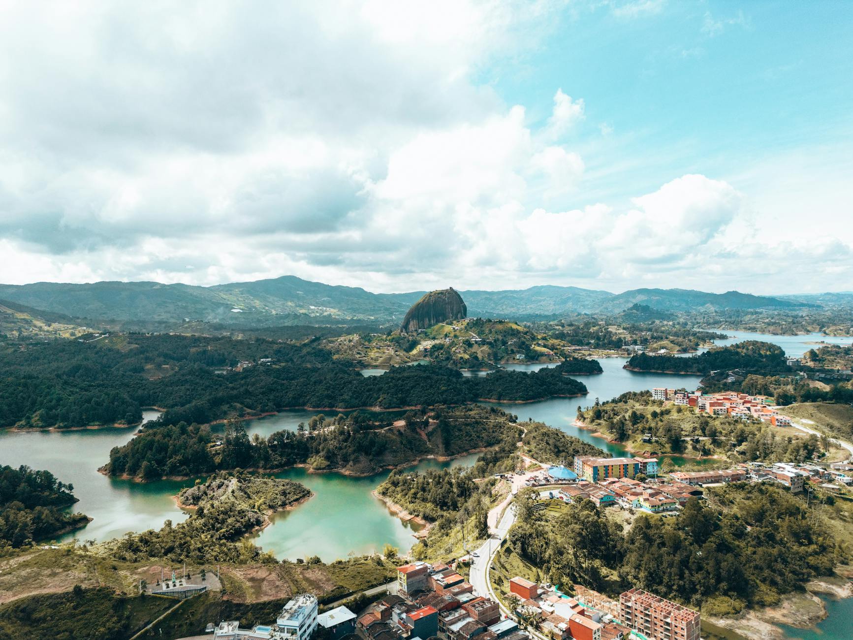 Fachadas con zócalos decorados en colores vivos en las calles del pueblo de Guatapé, Antioquia