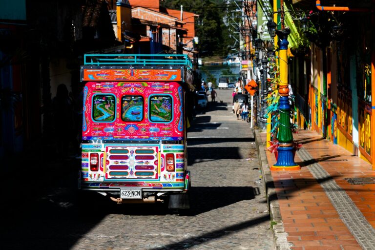Paisaje de Latinoamérica con montañas y colores vibrantes