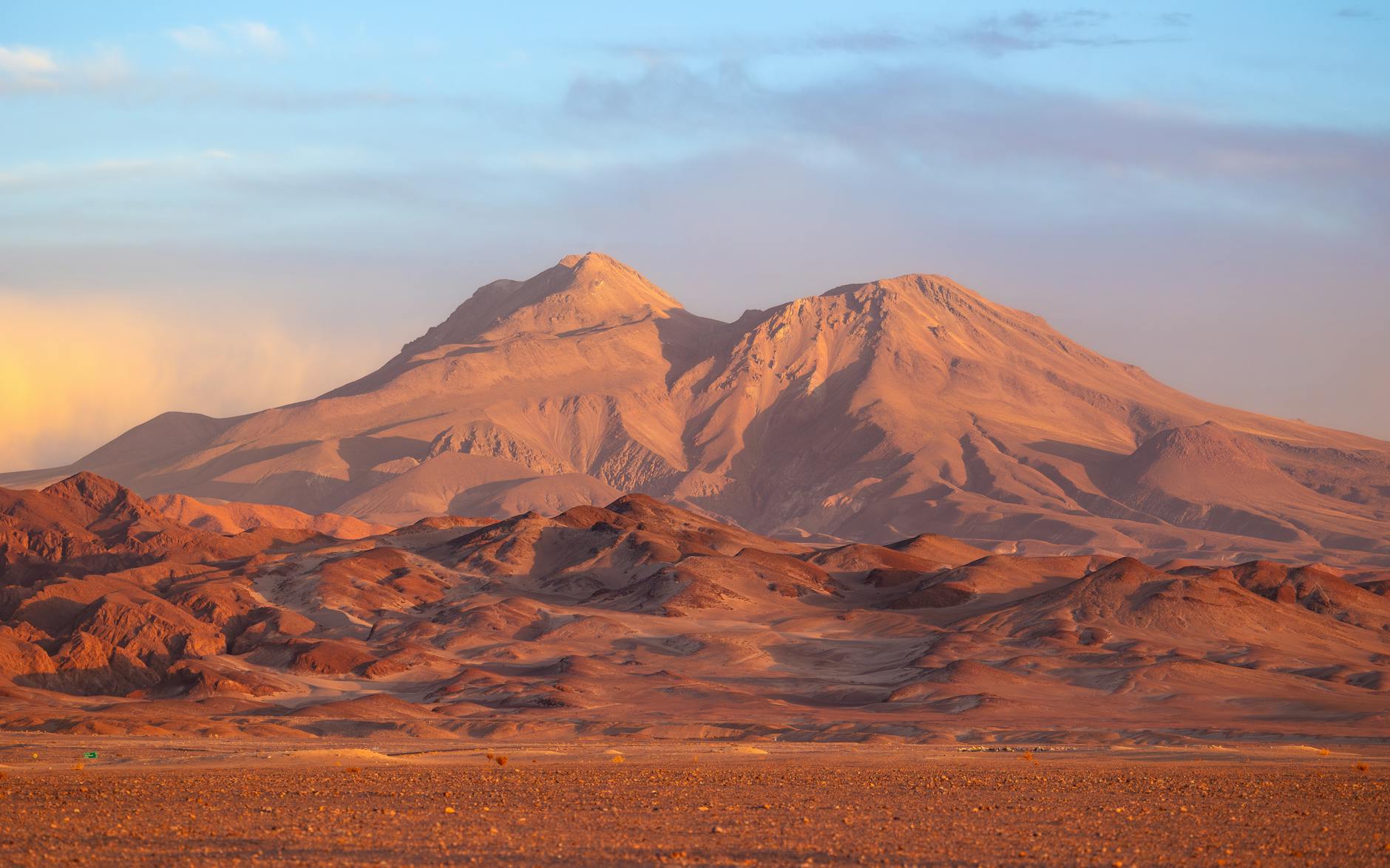 Cielo nocturno repleto de estrellas y Vía Láctea sobre el desierto de Atacama