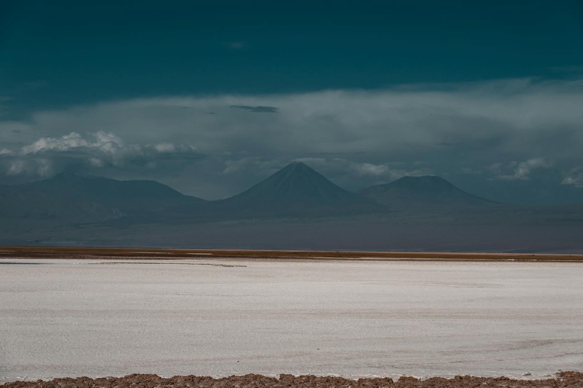 Laguna de aguas turquesas de la Laguna Cejar rodeada de sal en Atacama