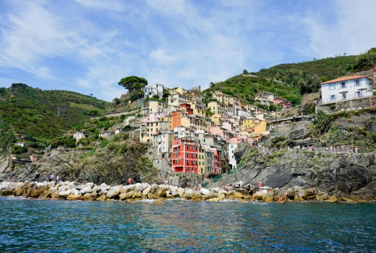 Vista panorámica de los coloridos pueblos de las Cinque Terre en la costa de Liguria, Italia