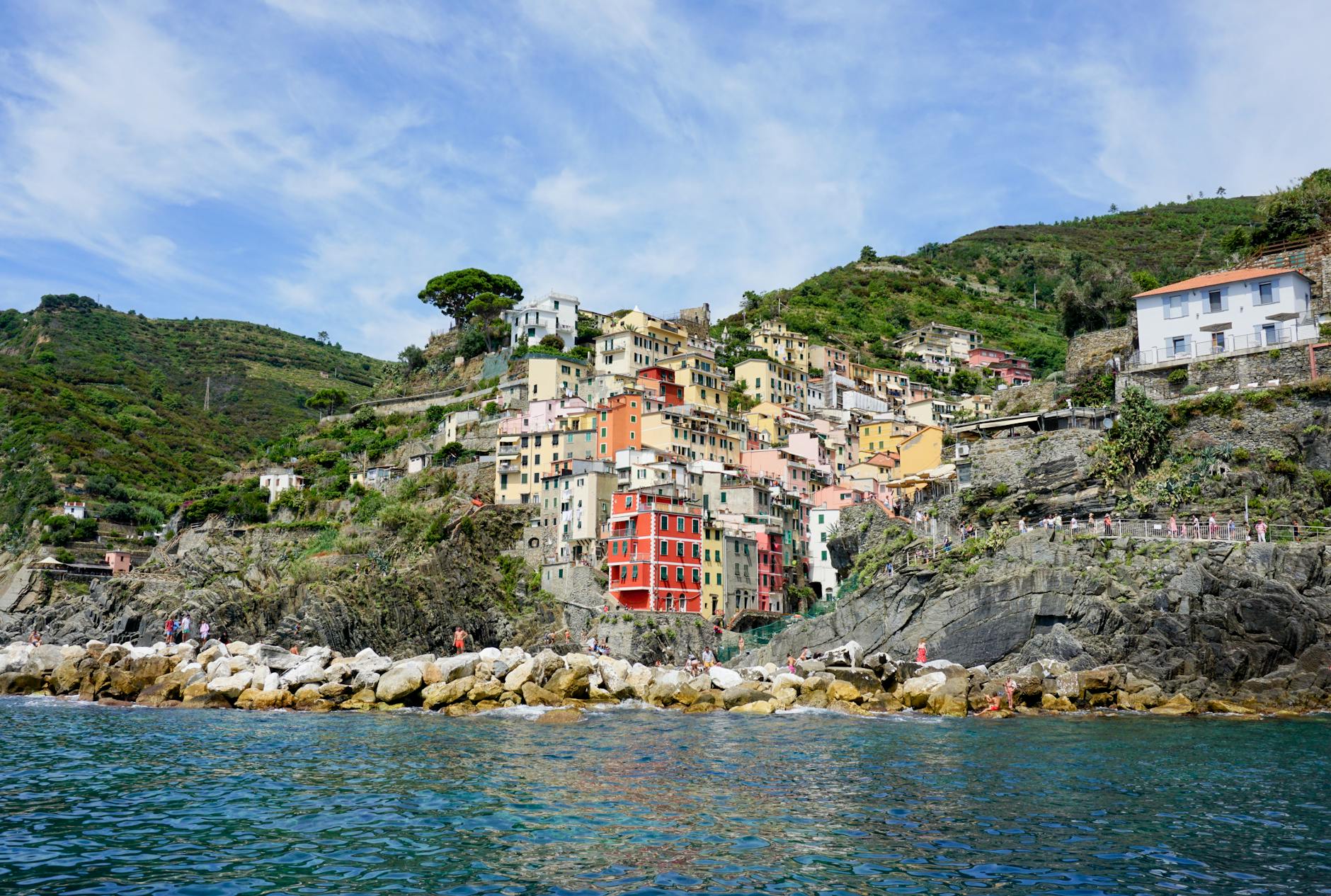 Vista panorámica de los coloridos pueblos de las Cinque Terre en la costa de Liguria, Italia