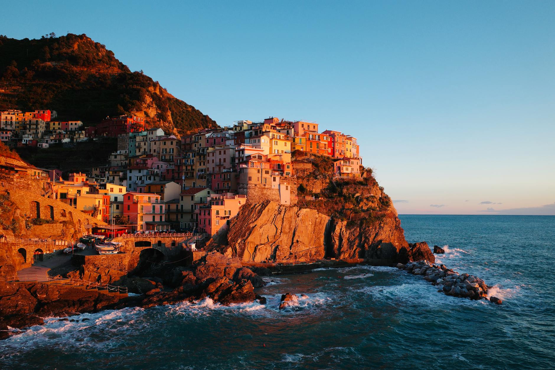 Senderista caminando por el sendero Azzurro entre viñedos con vistas al mar Mediterráneo en las Cinque Terre
