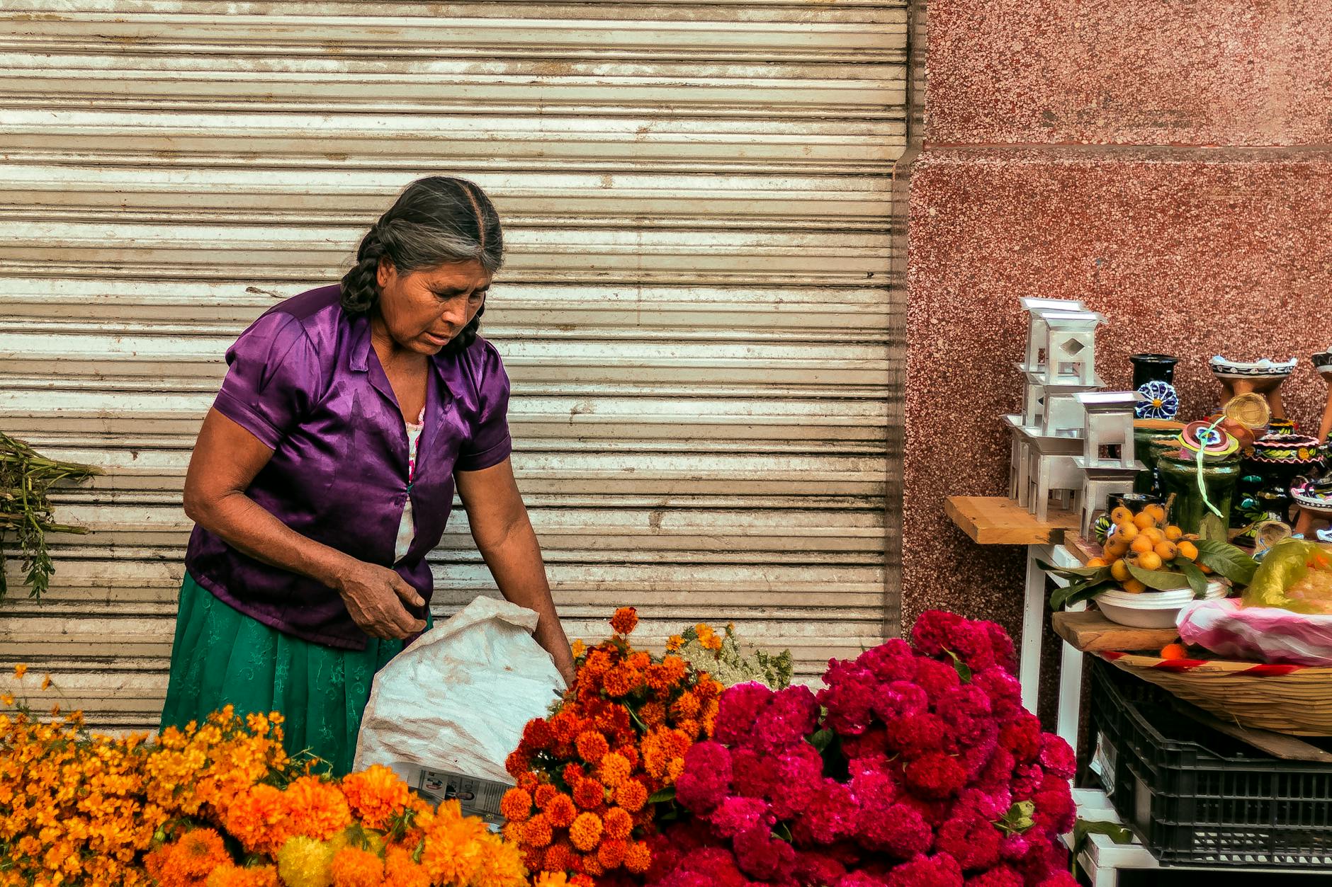 Calles coloridas del centro histórico de Oaxaca con arquitectura colonial
