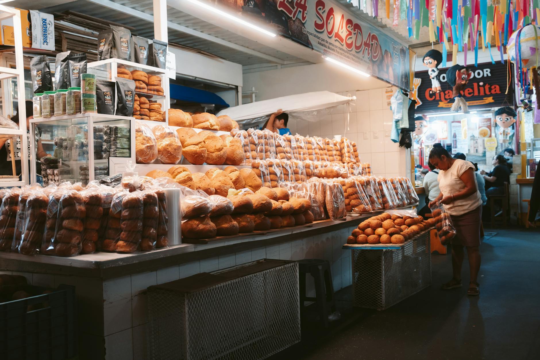 Interior del Mercado Benito Juárez con puestos de artesanías y comida típica oaxaqueña
