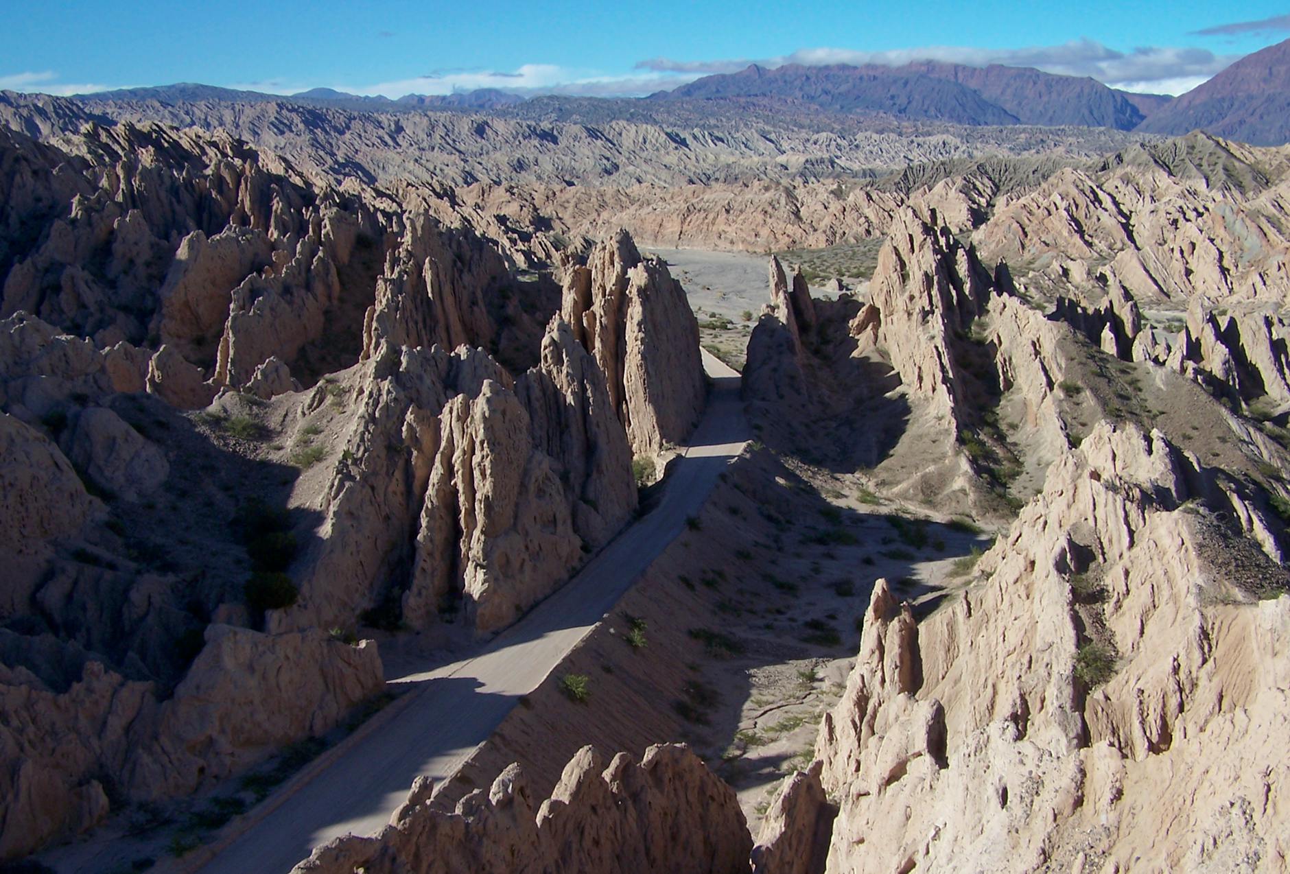 Cerros de colores ocres y rojos en la Quebrada de Humahuaca, Jujuy
