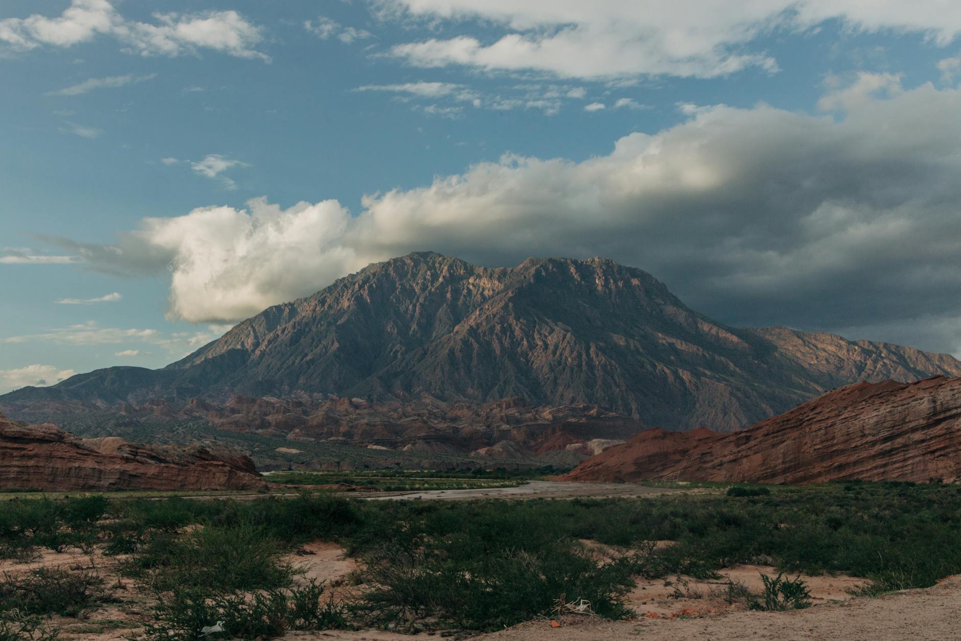 Extensión blanca de las Salinas Grandes bajo cielo azul intenso en Jujuy