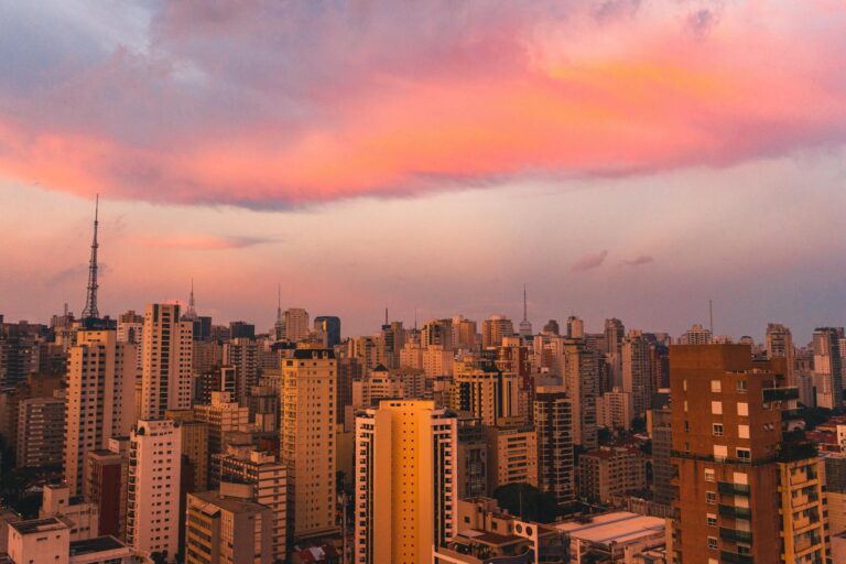 Vista panorámica del skyline de São Paulo al atardecer con rascacielos iluminados