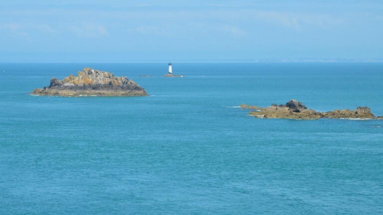 Acantilados salvajes de la Pointe du Raz con el mar atlántico al fondo en Bretaña, Francia