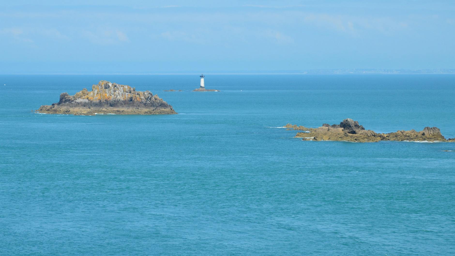 Acantilados salvajes de la Pointe du Raz con el mar atlántico al fondo en Bretaña, Francia