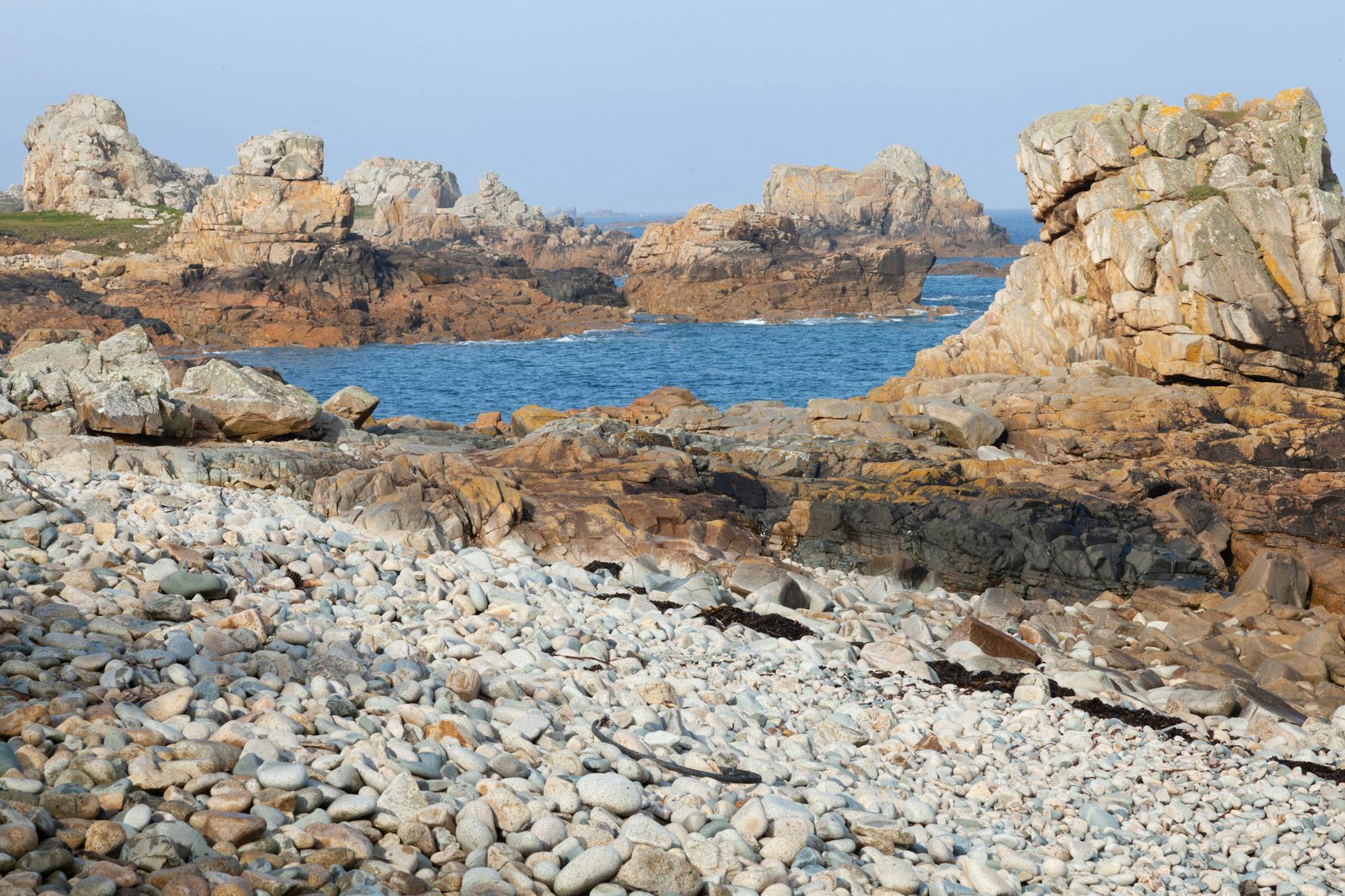 Miles de menhires alineados en los campos de Carnac bajo un cielo gris bretón