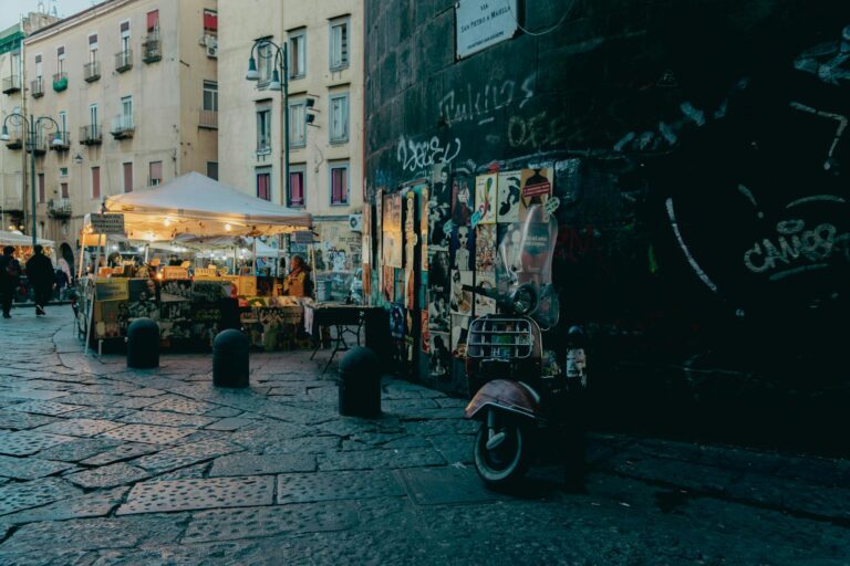 Calles del centro histórico de Nápoles con ropa tendida y vespa