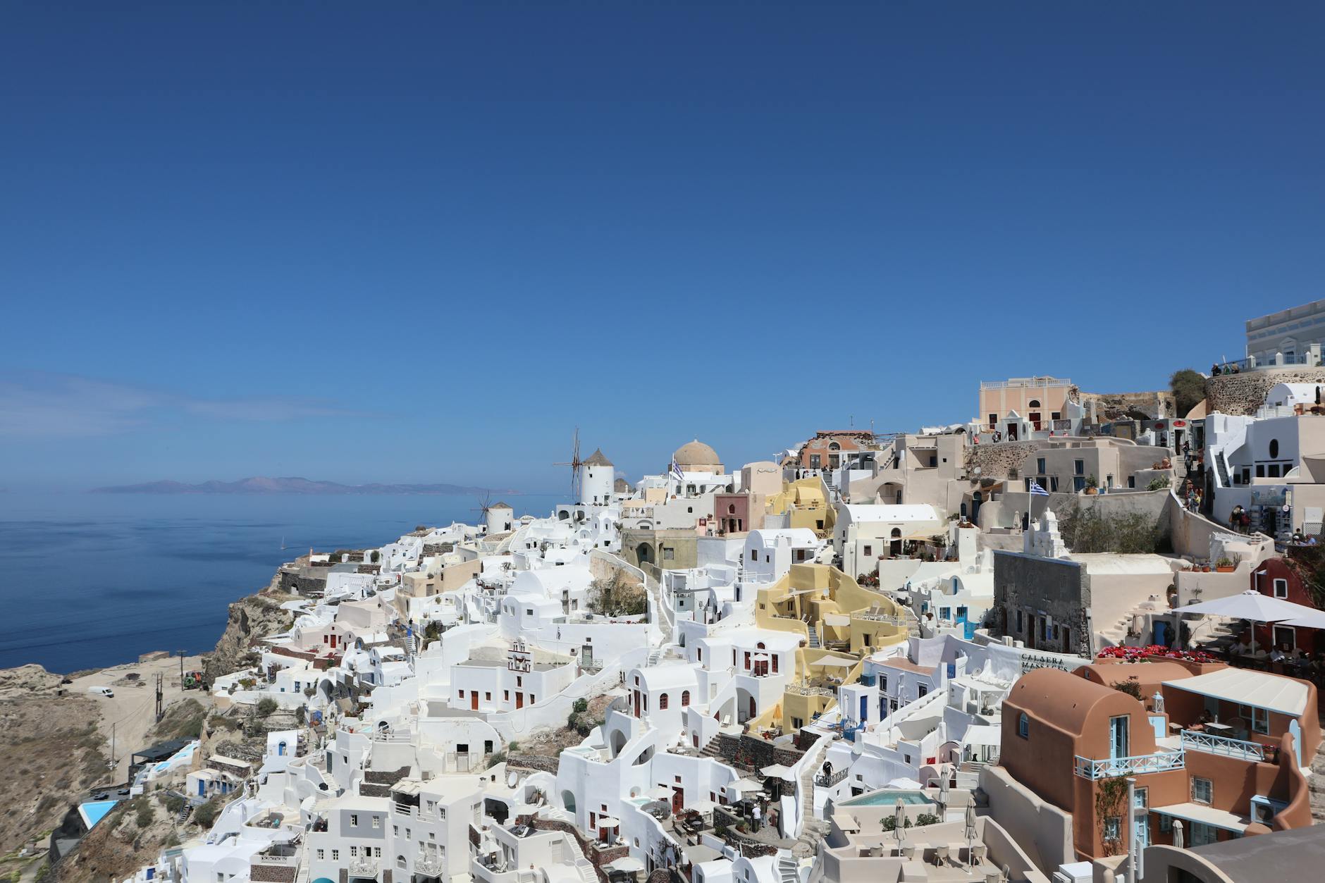 Vista panorámica de la caldera volcánica desde Fira en Santorini