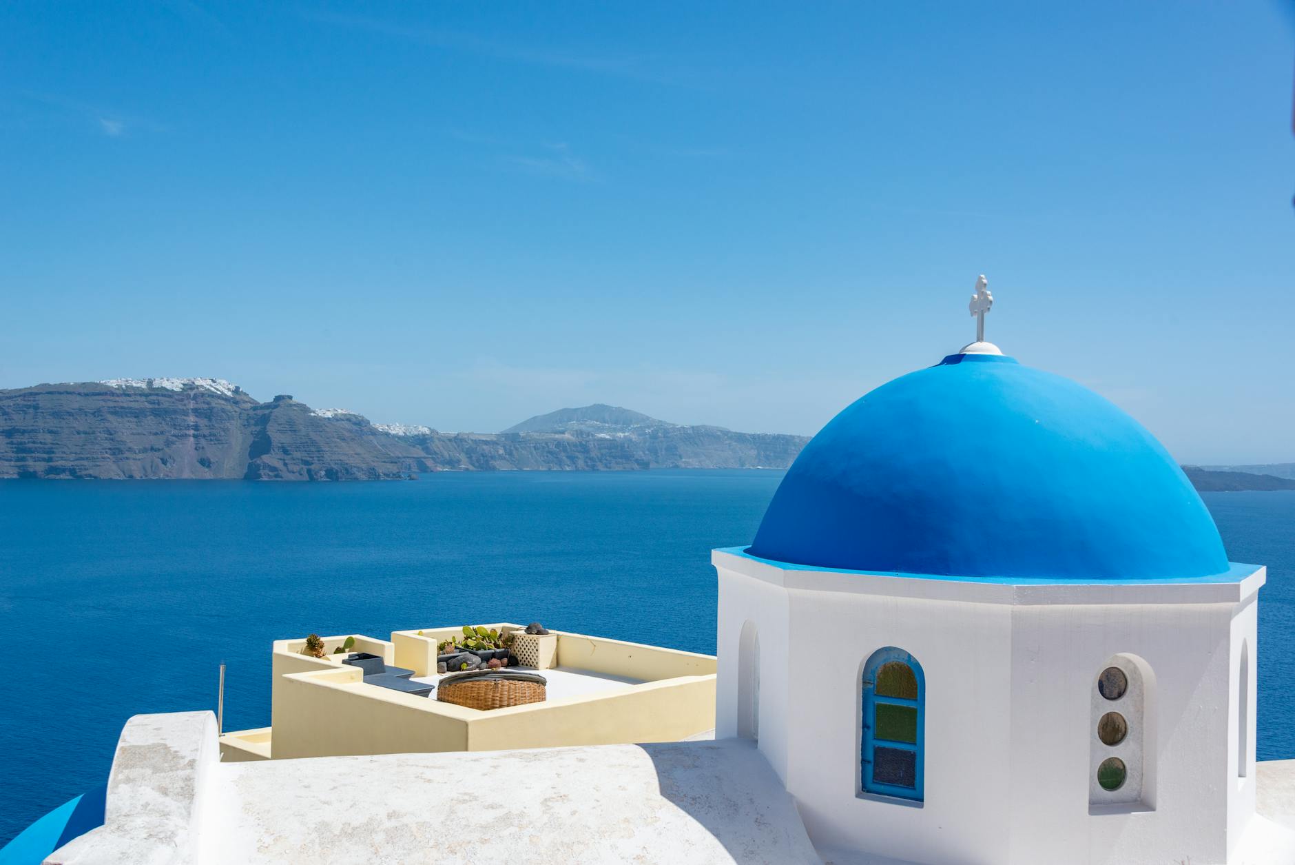 Calles blancas de Oia en Santorini con cúpulas azules al atardecer
