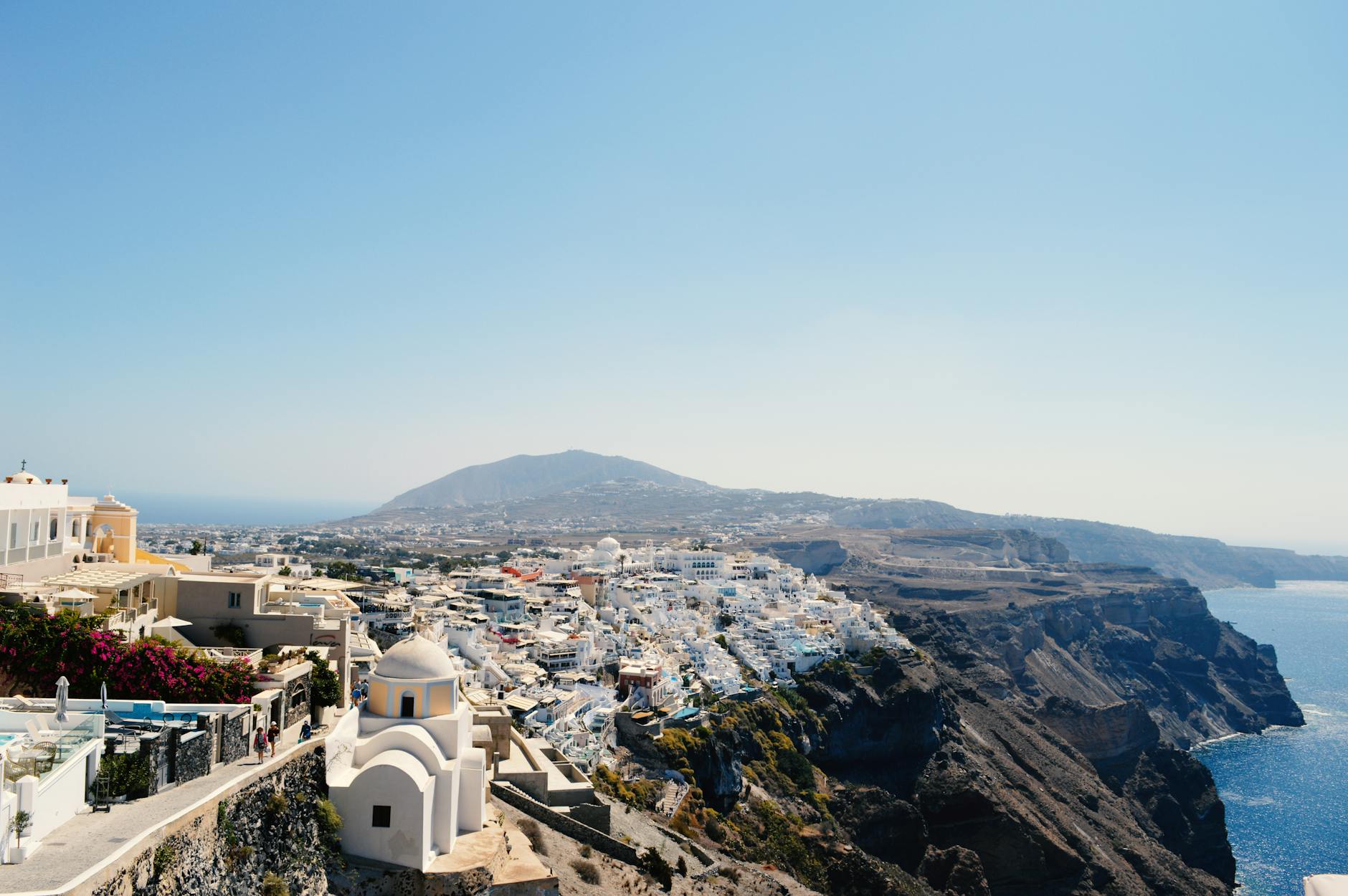 Playa de arena negra de Kamari en Santorini con turistas
