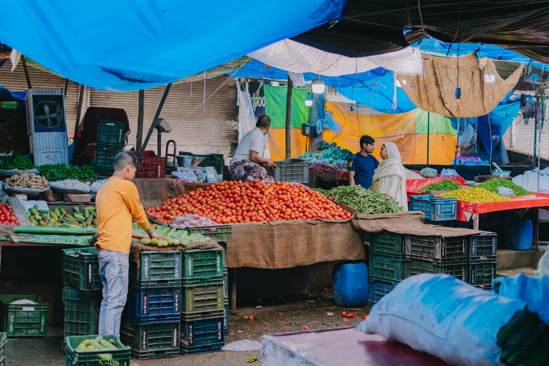 Puestos de frutas y especias en el Mercado de La Boqueria de Barcelona