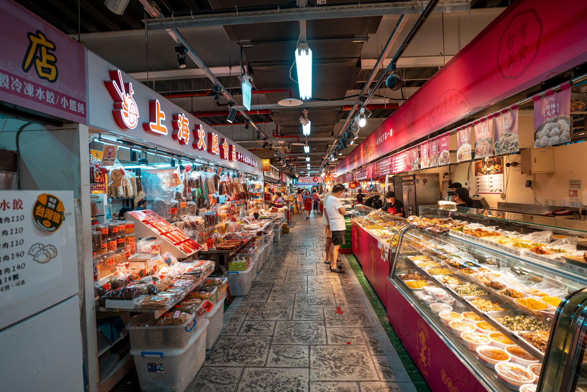 Mujer explorando puestos de comida en un mercado local durante un viaje