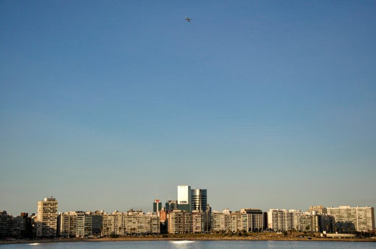 Vista de la Ciudad Vieja de Montevideo con edificios históricos al atardecer