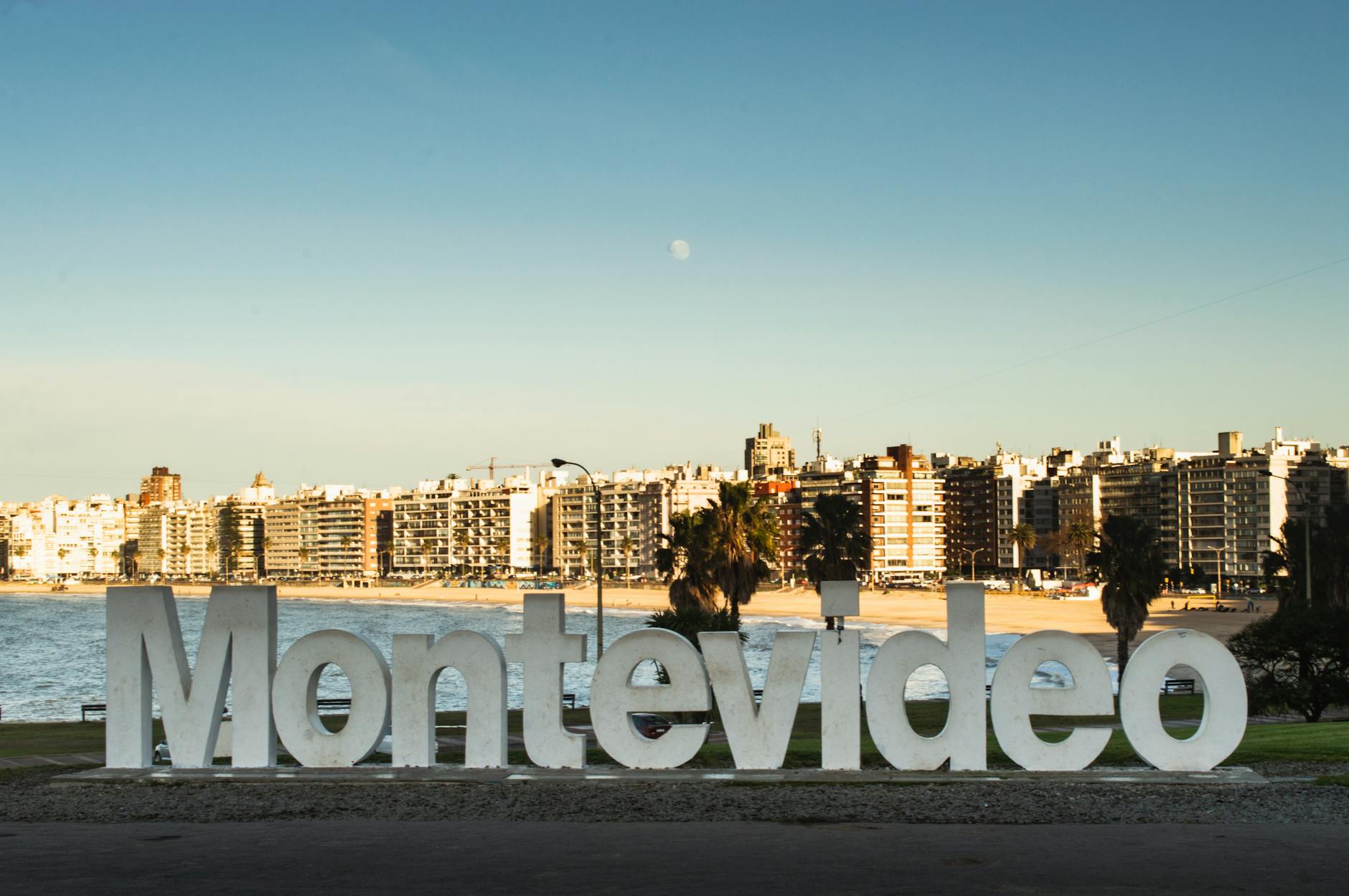 Parrillas humeantes y mesas llenas de gente en el Mercado del Puerto de Montevideo
