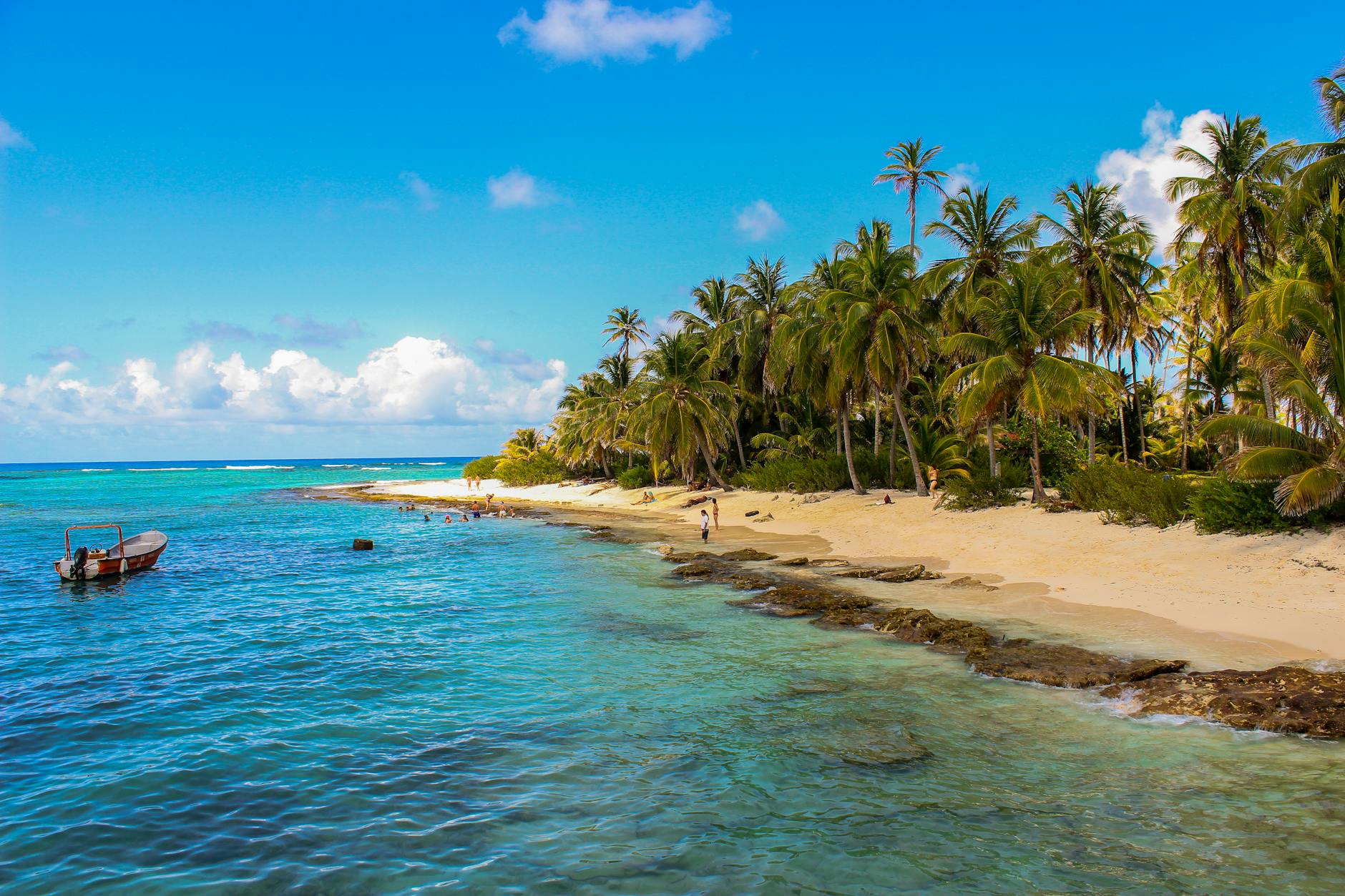 Playa de arena blanca y aguas turquesas en Providencia, isla colombiana del Caribe