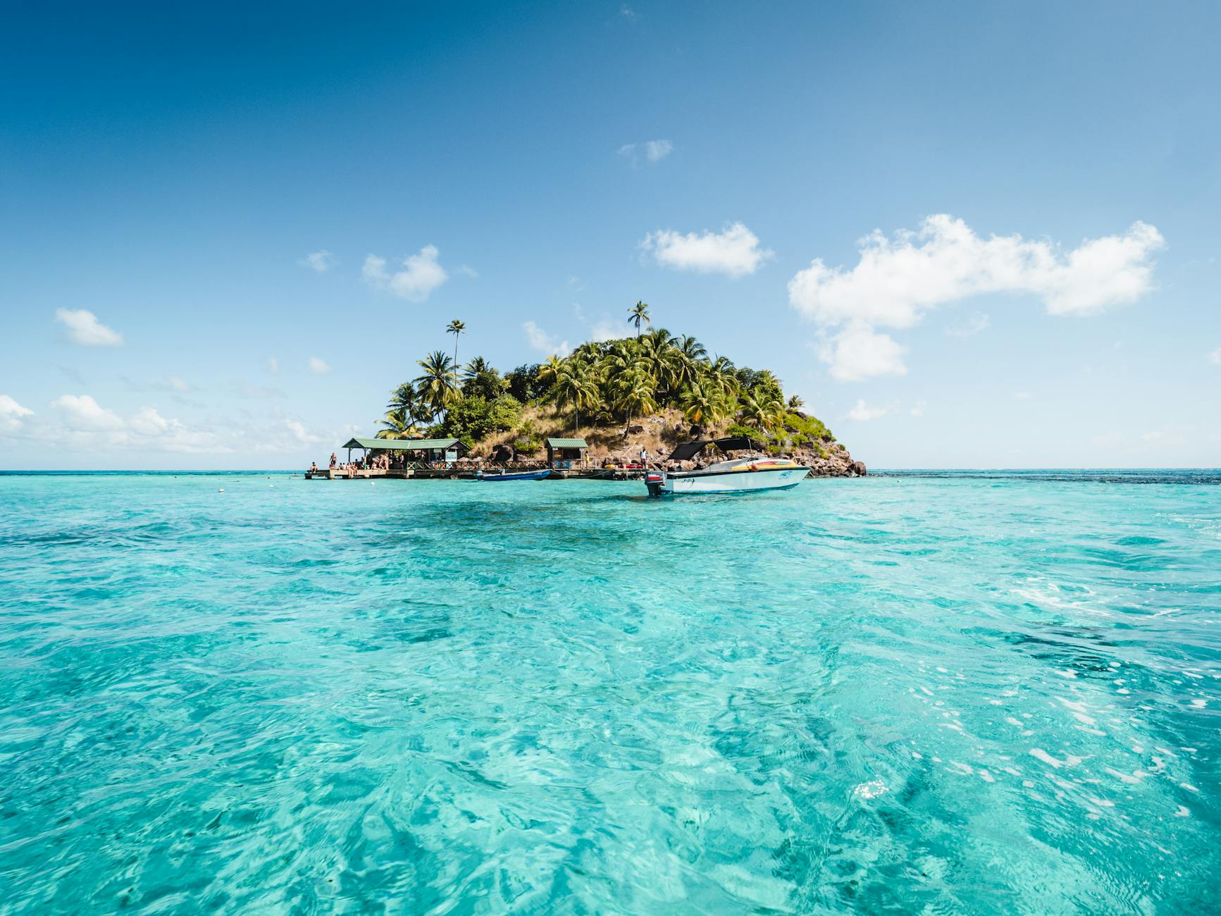 Vista aérea del mar de los siete colores en San Andrés, Colombia