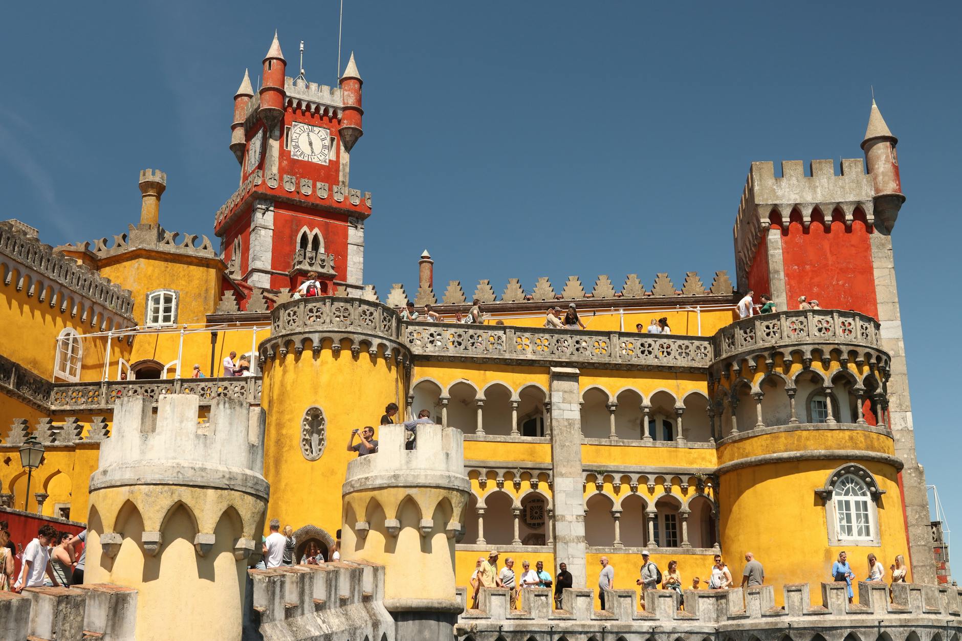 Vistas panorámicas de Sintra y el océano desde las murallas del Castillo de los Moros
