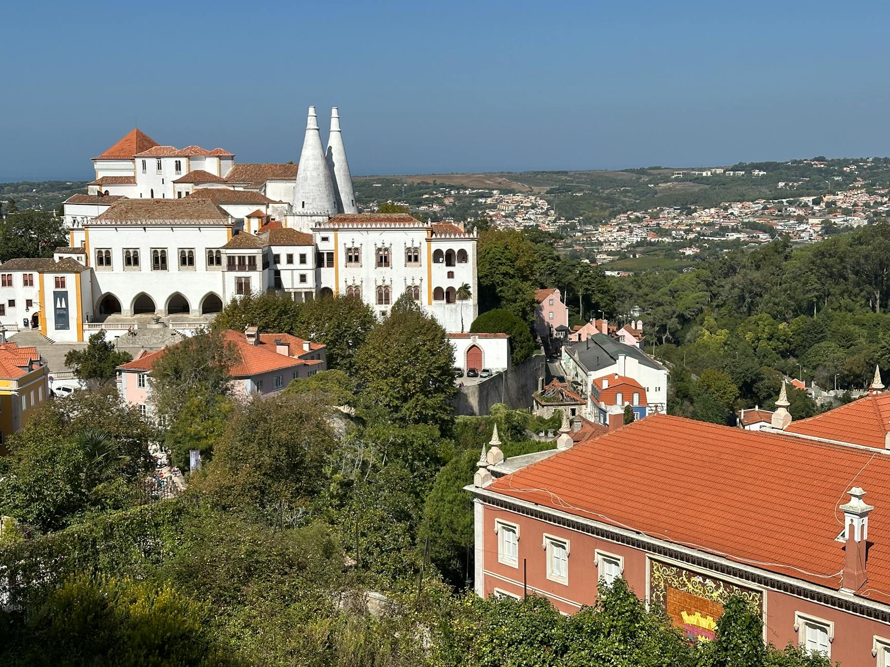 Fachada colorida del Palacio da Pena entre la vegetación de Sintra