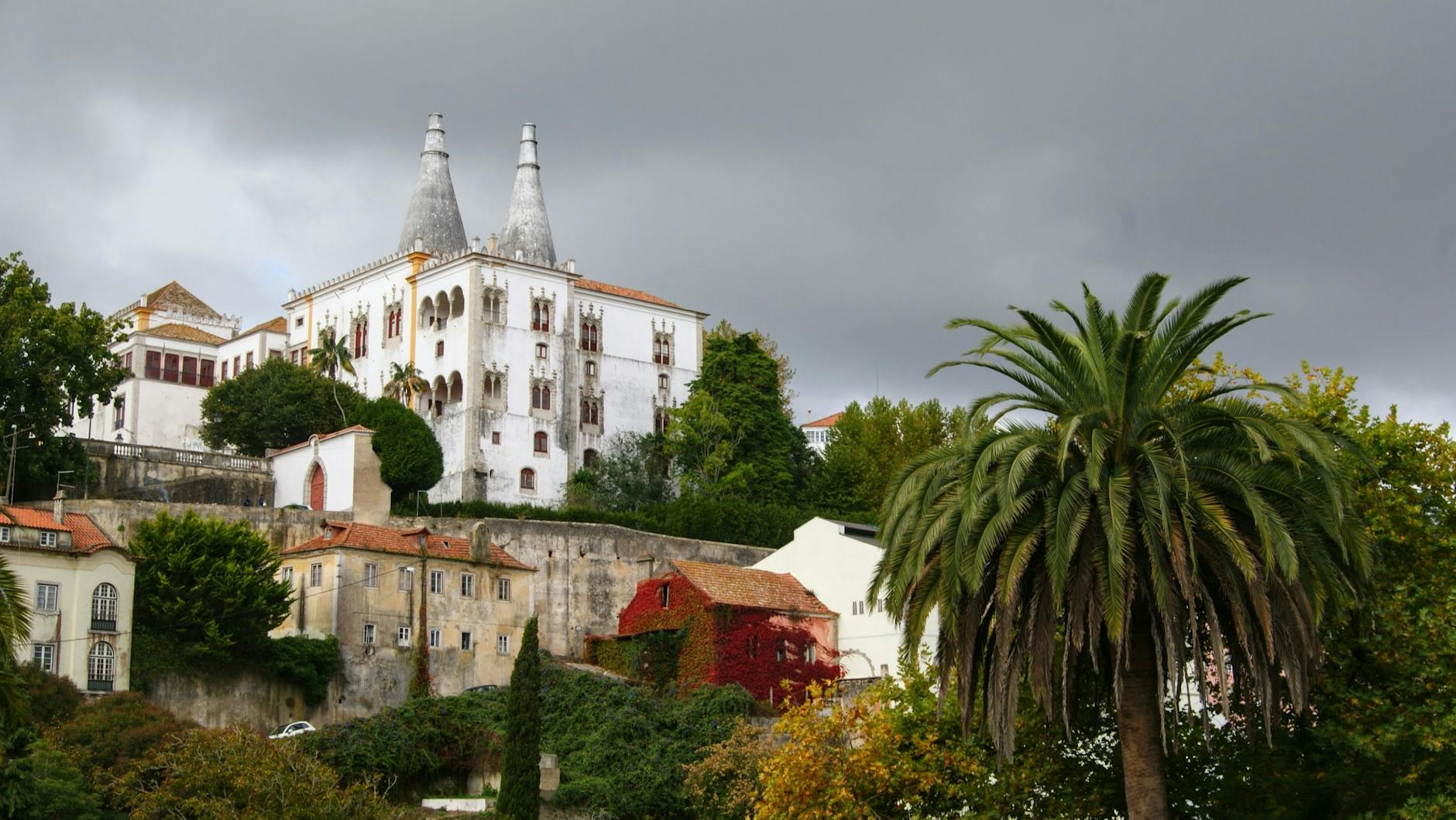 Calle empedrada del centro histórico de Sintra con casas tradicionales portuguesas