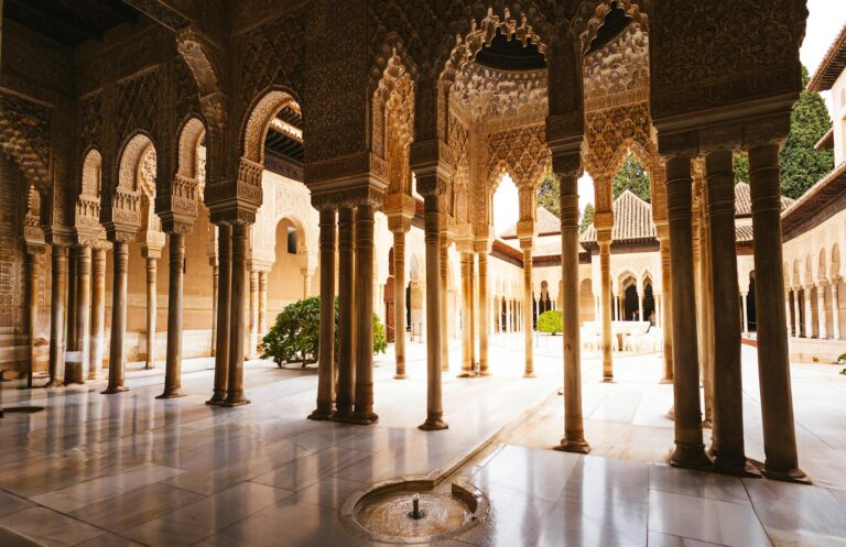 Vista exterior de la Alhambra de Granada con la Sierra Nevada al fondo