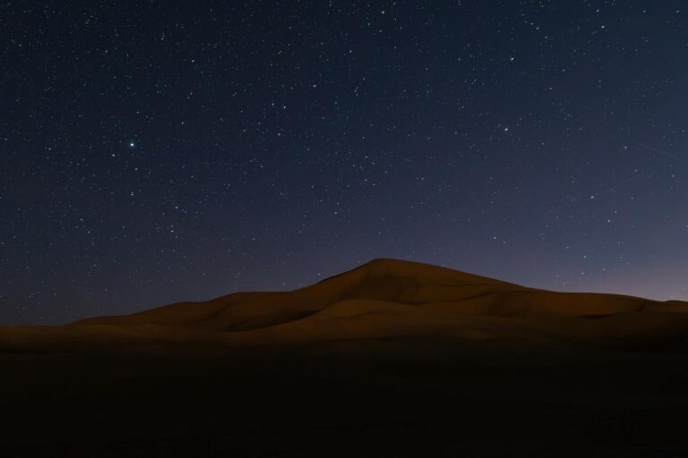 Dunas doradas de Erg Chebbi al atardecer en el desierto del Sahara, Merzouga, Marruecos