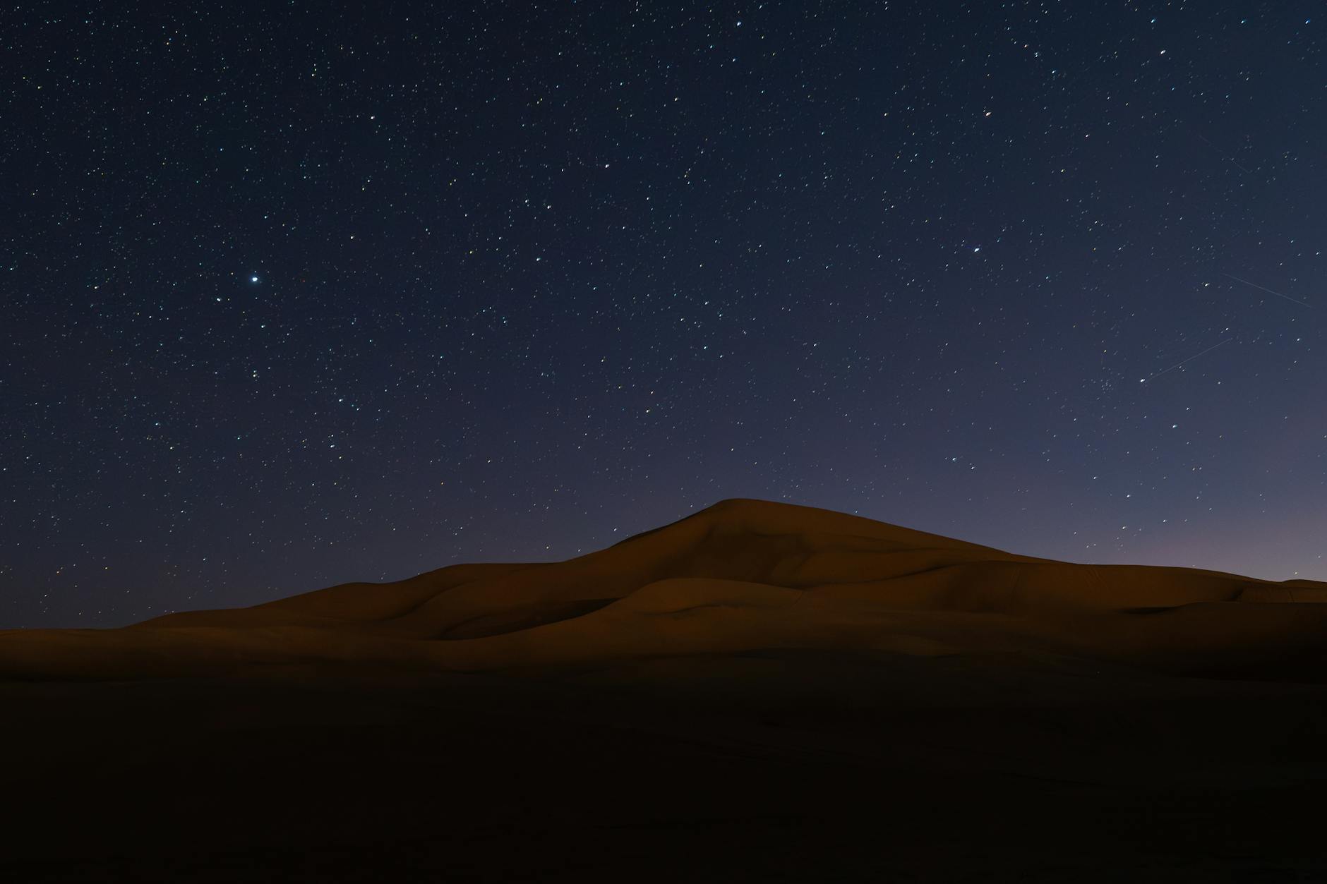 Dunas doradas de Erg Chebbi al atardecer en el desierto del Sahara, Merzouga, Marruecos