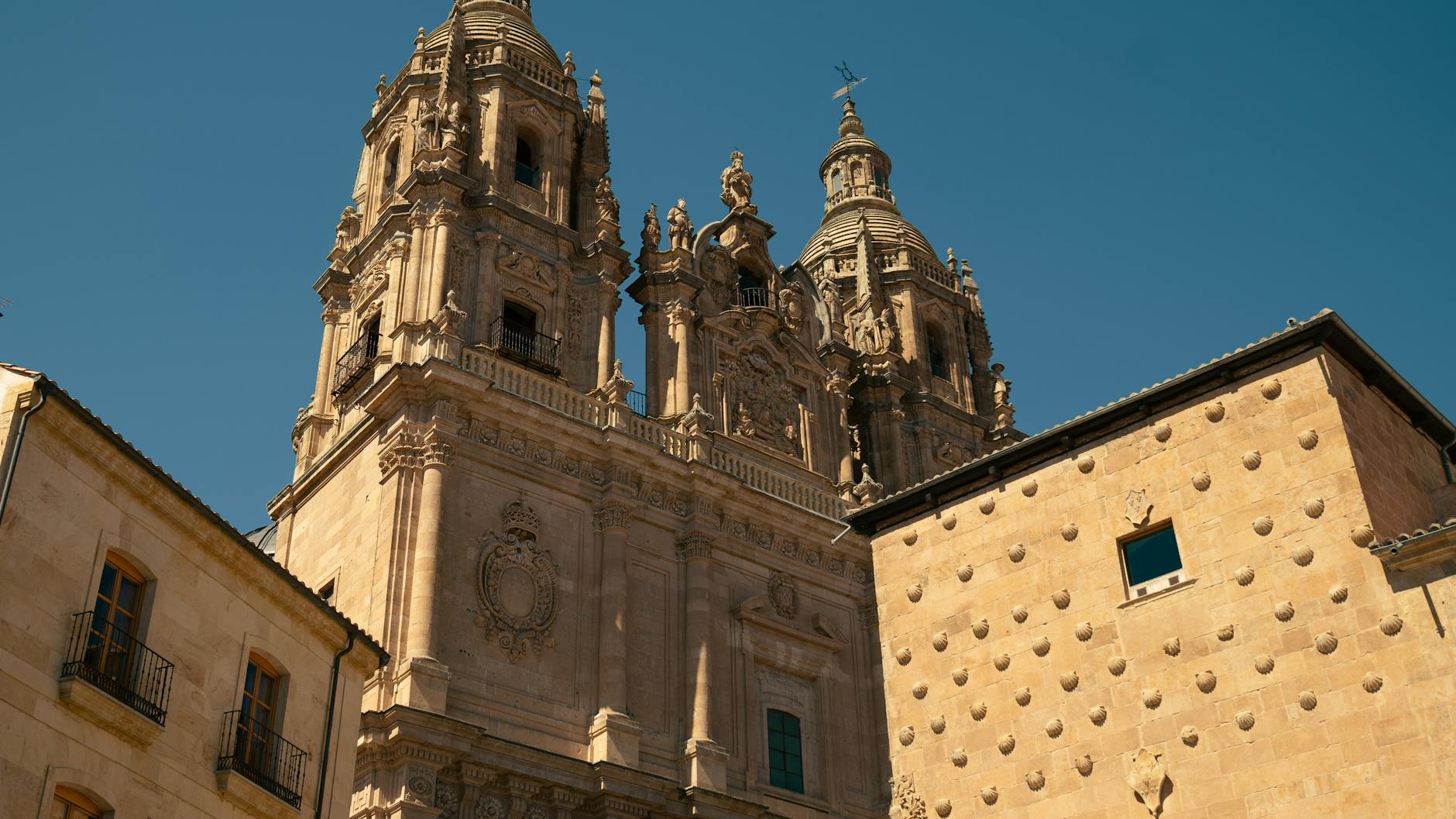 Fachada plateresca de la Universidad de Salamanca con detalle de la rana escondida