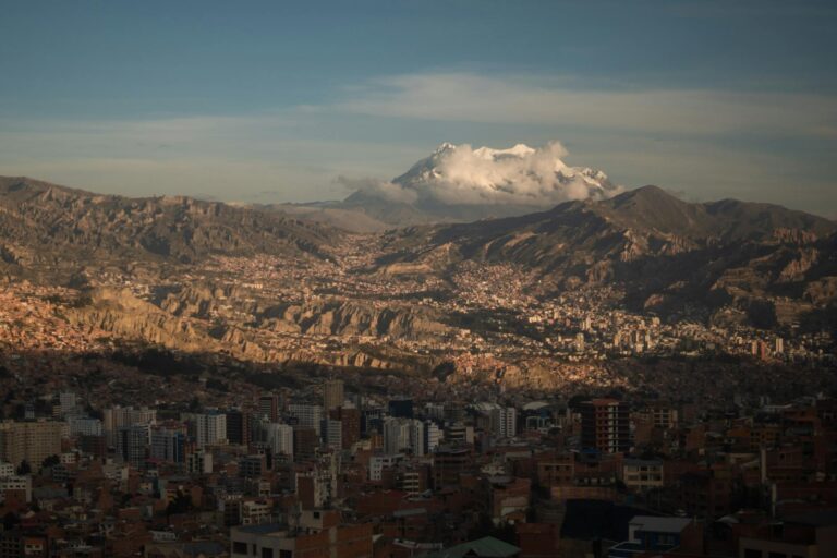 Panorámica de La Paz con sus casas de colores escalonadas en la ladera de la montaña