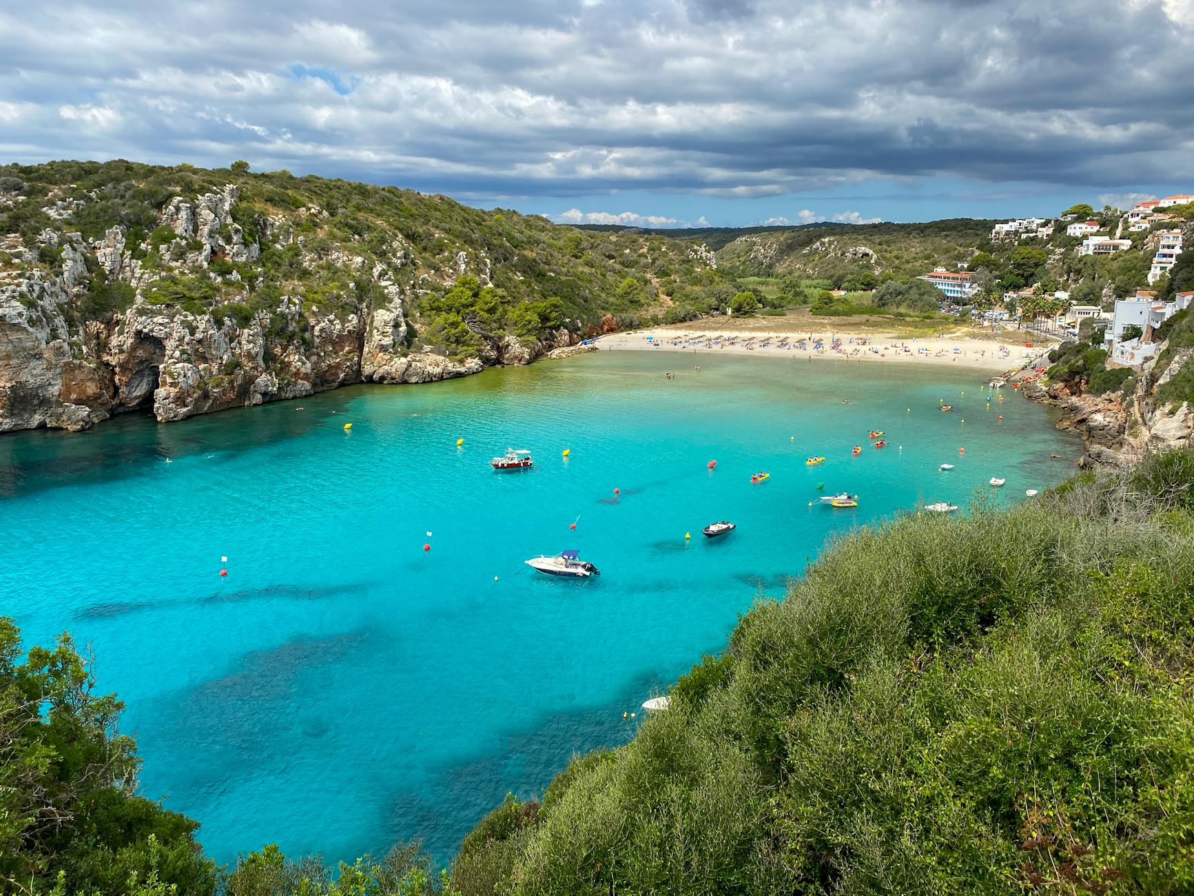 Yacimiento prehistórico talayótico de Menorca con megalitos al atardecer
